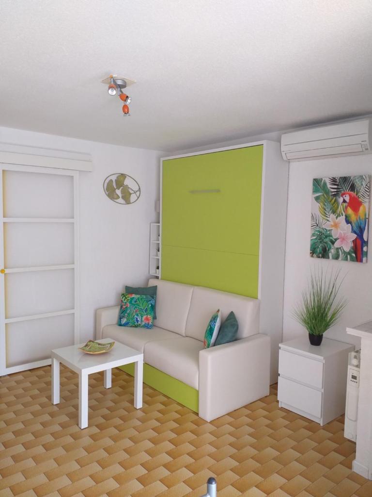 Studio de 25m2 tout équipé à 250m du bord de mer photo 1