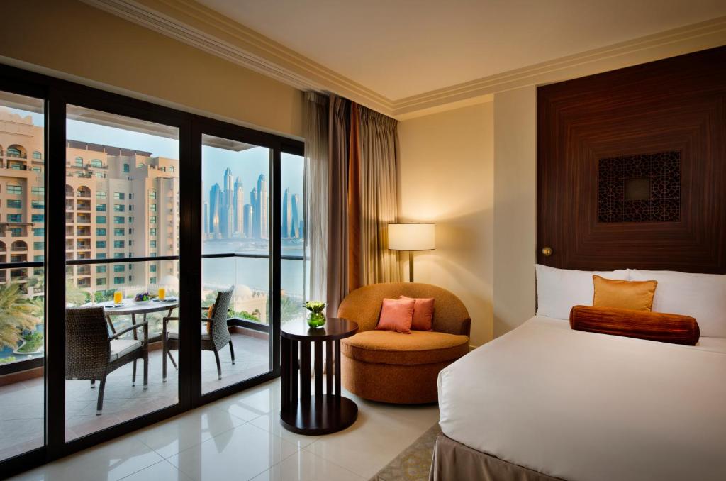 Двухместный (Номер Fairmont Heritage с кроватью размера «king-size» и балконом, частичный вид на море и остров Палм-Джумейра), Курортный отель Fairmont The Palm