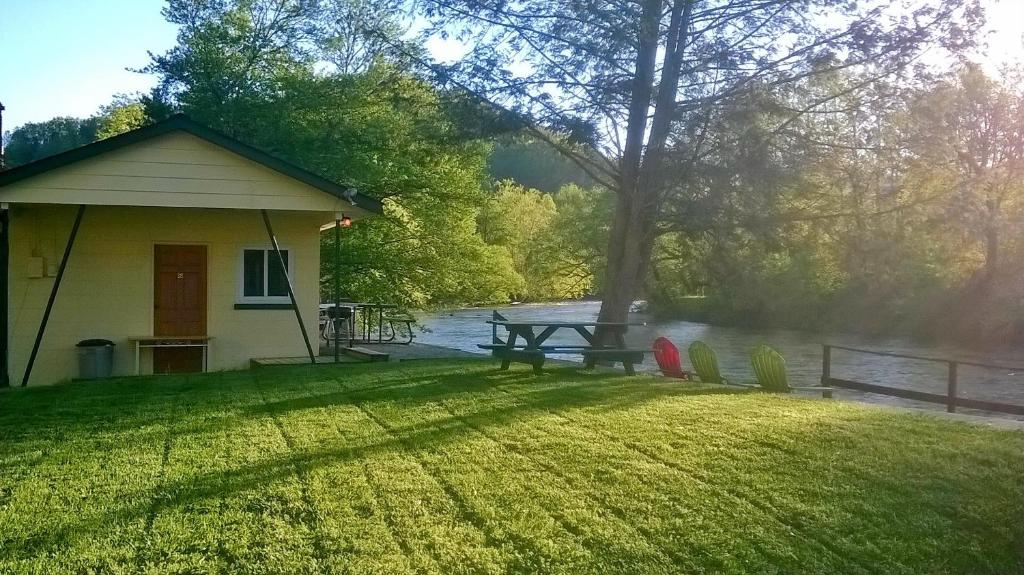 Riverbend Lodging image