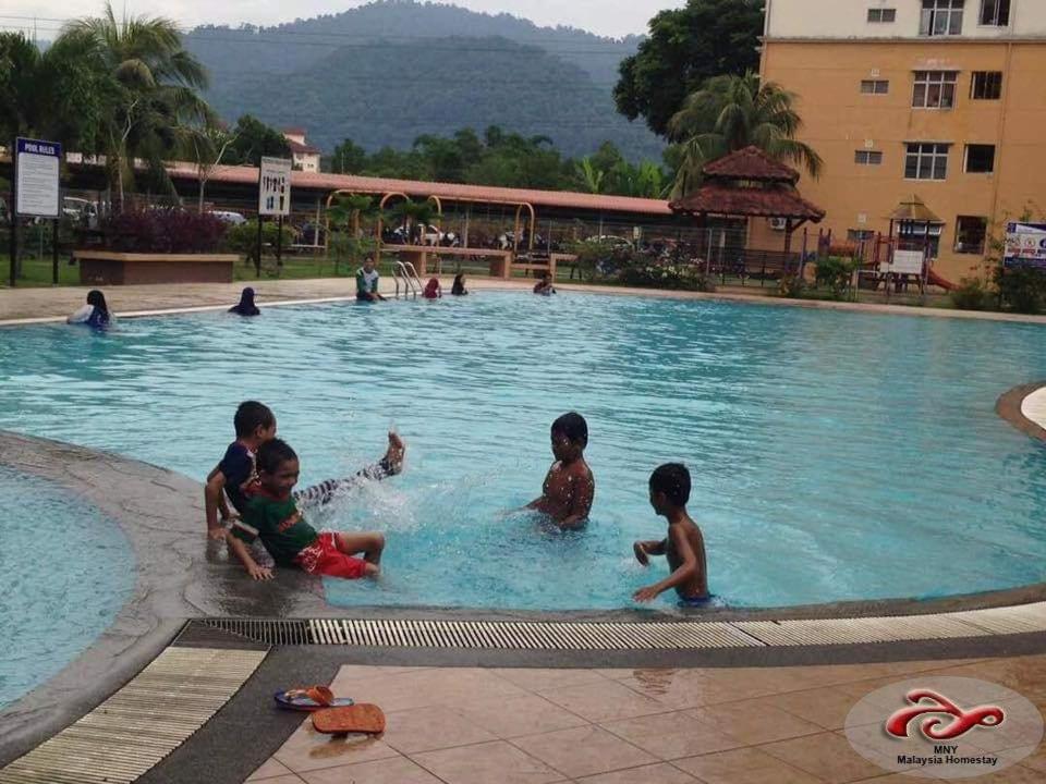 Homestay Mantin Selesa, Unit at Ground floor & In front swimming pool photo 4