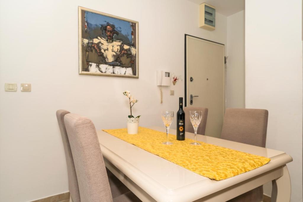 Luxury Apartment Center with balcony photo 1