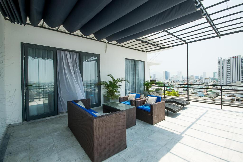 Сьюит (Люкс с кроватью размера «queen-size» и террасой), Danang Boutique Hotel