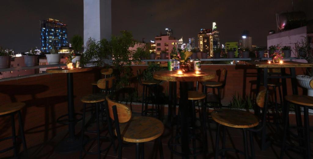 Двухместный (Улучшенный двухместный номер без окон с 1 кроватью), Aston Hotel Saigon