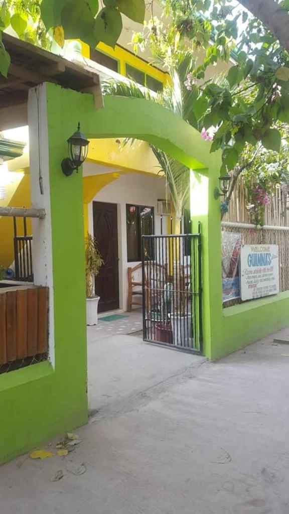 Guanna's Place Room and Resto Bar photo 2