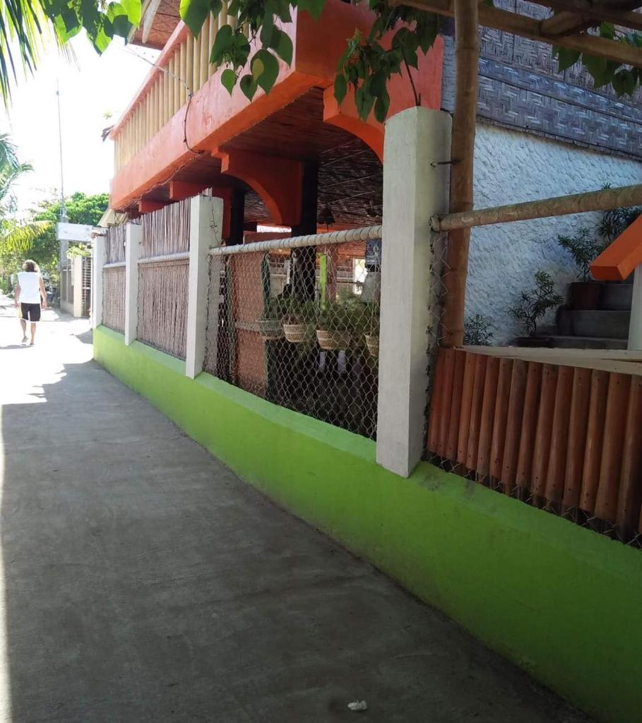 Guanna's Place Room and Resto Bar photo 1