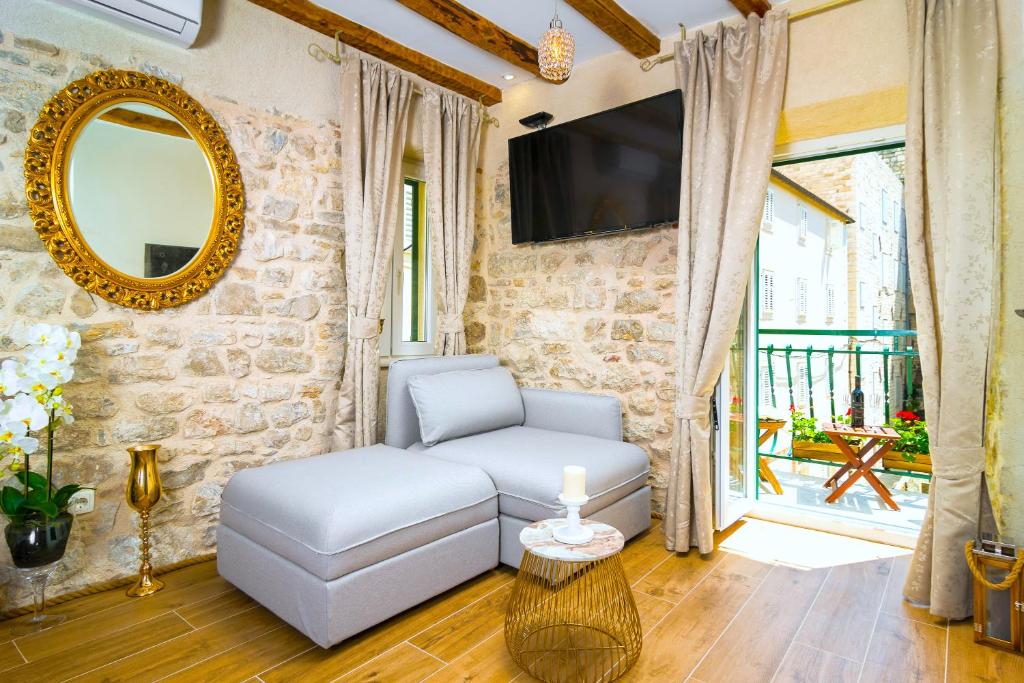 LUX AURELIUS photo 4