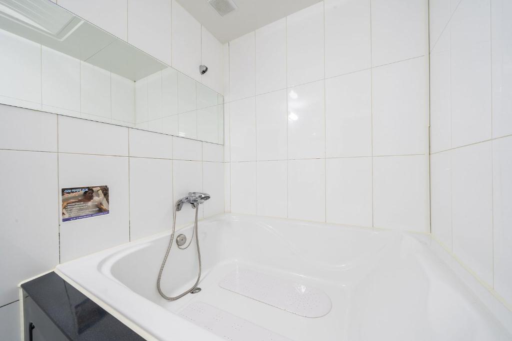 Q Hotel photo 2
