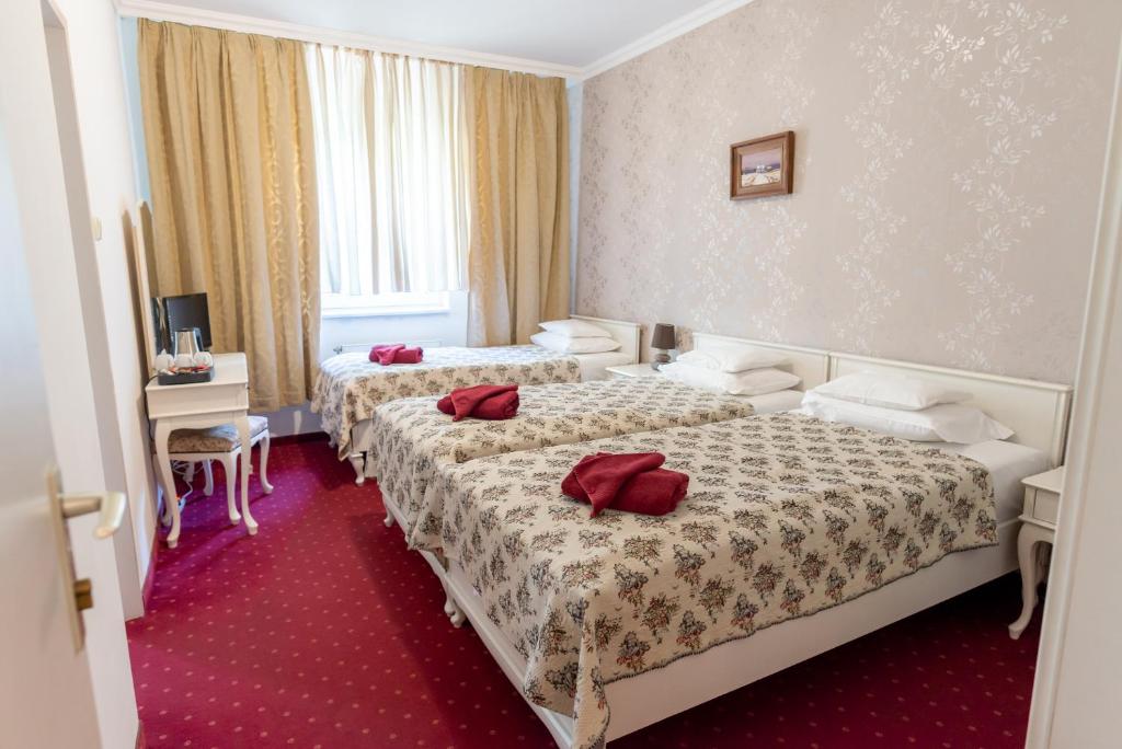 Трехместный (Трехместный номер), Walzer Hotel & Restaurant