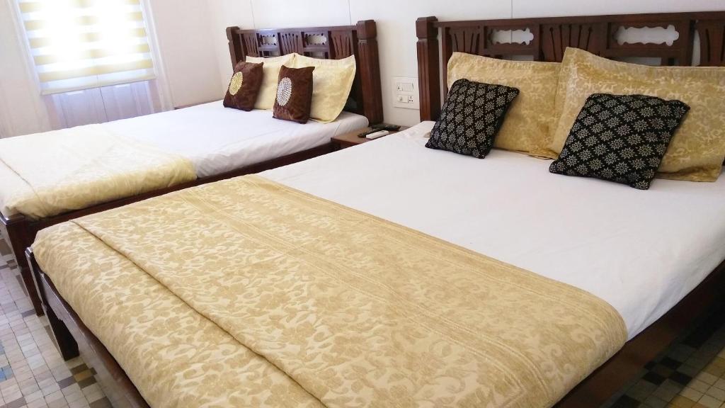Четырехместный (Superior AC Quadruple Room With Shared Bathroom), Carlton Hotel