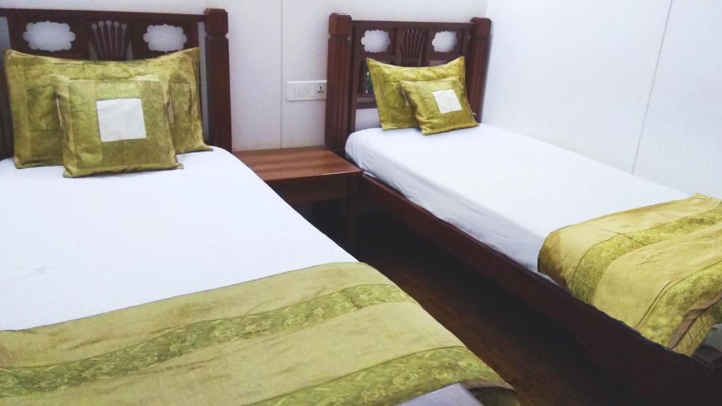 Двухместный (Double Room With Shared Bathroom Non AC), Carlton Hotel