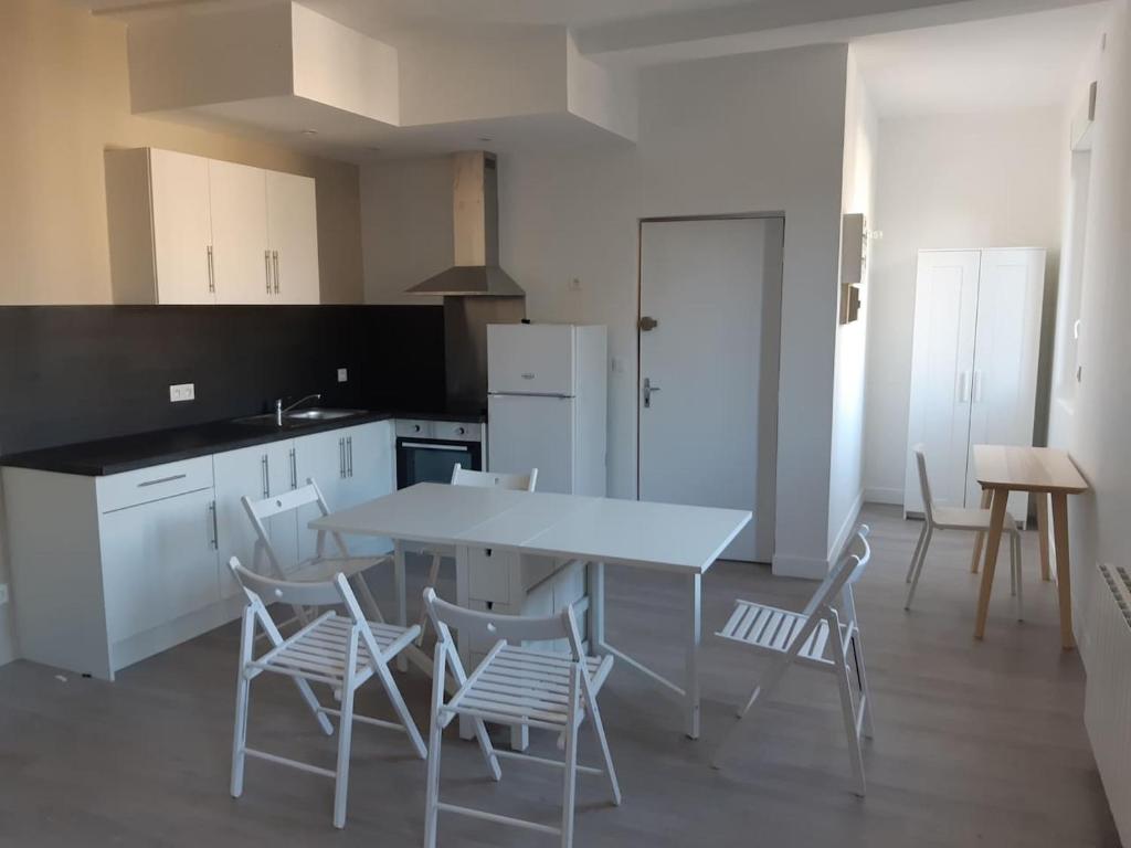 Guibert 17 F2 47 m2 Caudebec étage 1 SWEET HOME photo 1