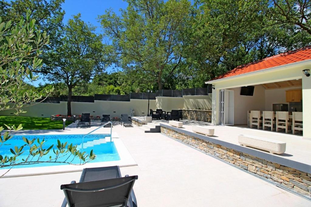VILLA SKURA private heated pool 32m2, summer kitchen, 4 bedrooms, garden photo 4