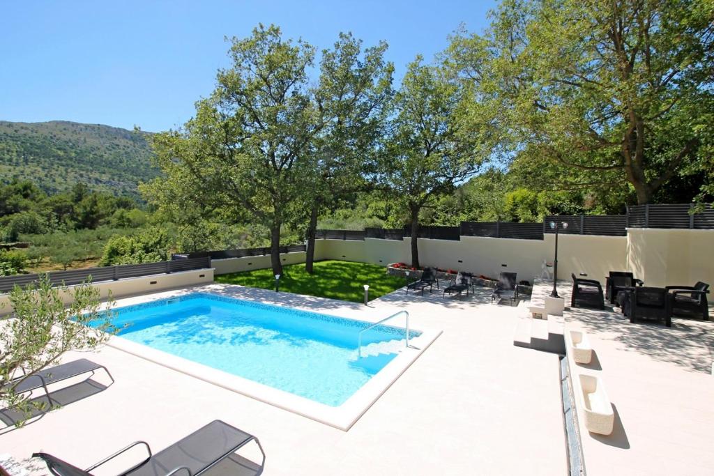 VILLA SKURA private heated pool 32m2, summer kitchen, 4 bedrooms, garden photo 3