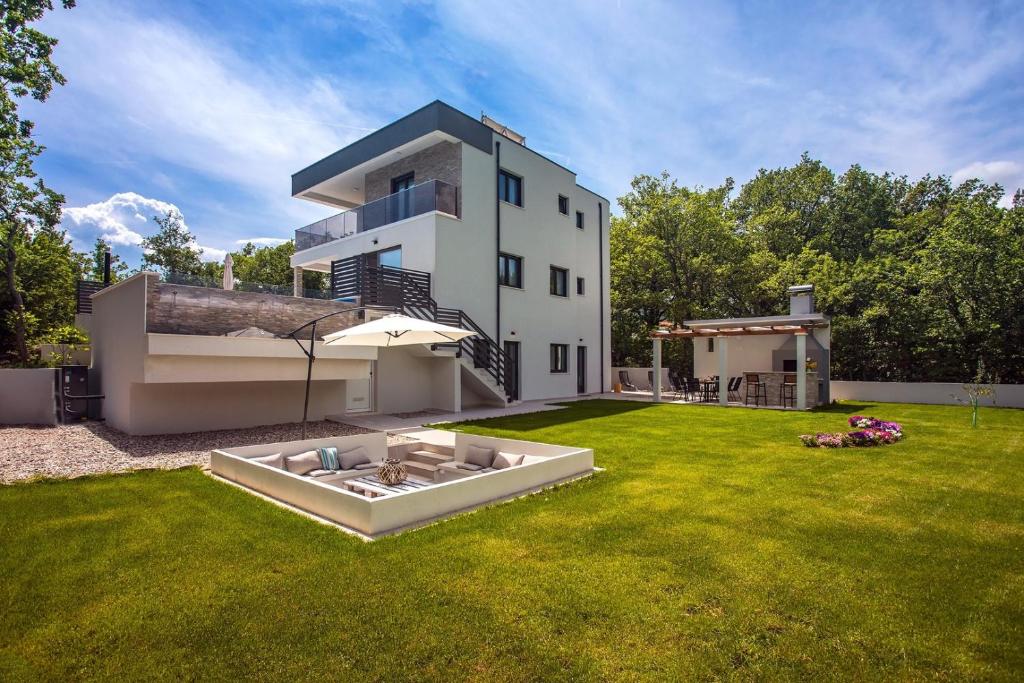 Villa Zora -luxurious villa with heated pool, sauna, 4 bedrooms, 10 persons max photo 4