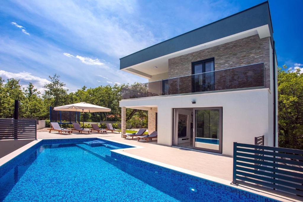 Villa Zora -luxurious villa with heated pool, sauna, 4 bedrooms, 10 persons max photo 1