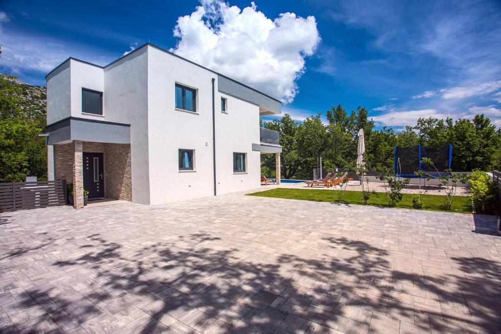 Villa Zora -luxurious villa with heated pool, sauna, 4 bedrooms, 10 persons max photo 3