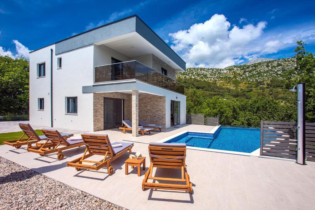 Villa Zora -luxurious villa with heated pool, sauna, 4 bedrooms, 10 persons max photo 2