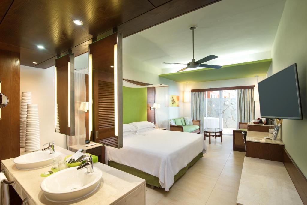 Сьюит (Полулюкс (для 2 взрослых и 1 ребенка)), Barcelo Bavaro Palace All Inclusive