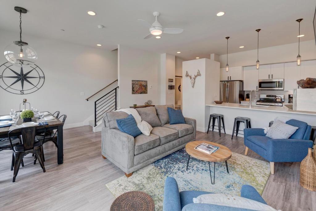 New Luxury Loft #17 With Huge Hot Tub & Great Views - 500 Dollars Of FREE Activities & Equipment Rentals Daily