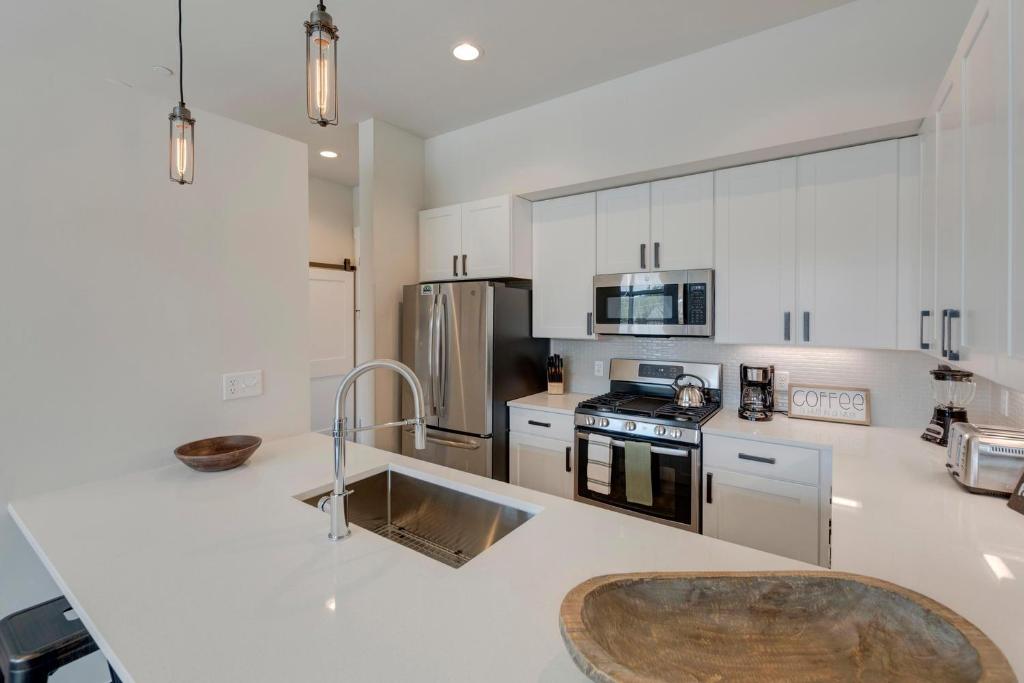 New Luxury Loft #17 With Huge Hot Tub & Great Views - 500 Dollars Of FREE Activities & Equipment Rentals Daily photo 2