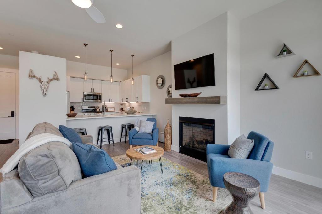 New Luxury Loft #17 With Huge Hot Tub & Great Views - 500 Dollars Of FREE Activities & Equipment Rentals Daily photo 4