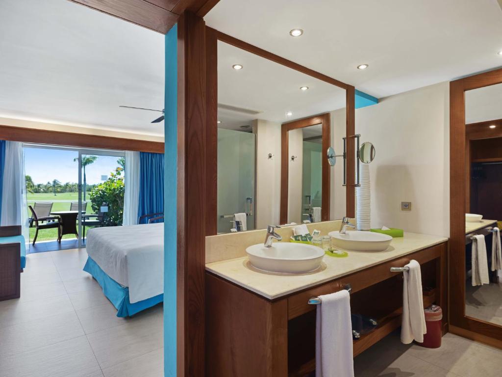 Сьюит (Улучшенный номер (для 2 взрослых + 1 ребенка)), Barcelo Bavaro Palace All Inclusive