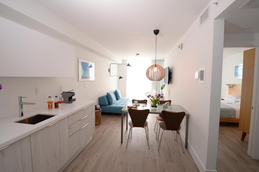 Сьюит (Люкс в пентхаусе с 1 спальней и балконом, со стороны океана), Sixty80 Design Hotel