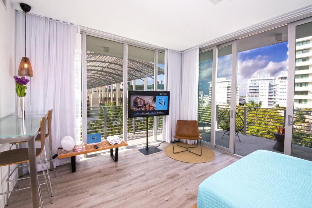 Студио (Угловой номер-студио в пентхаусе с балконом), Sixty80 Design Hotel