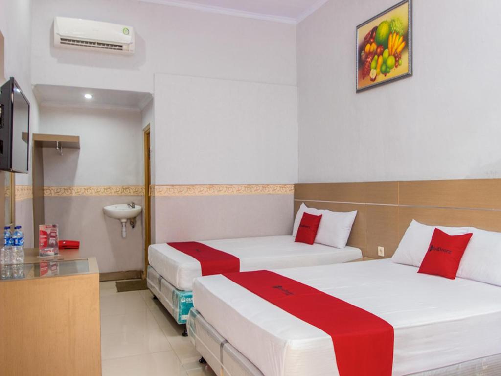 RedDoorz near Goa Panggung photo 4