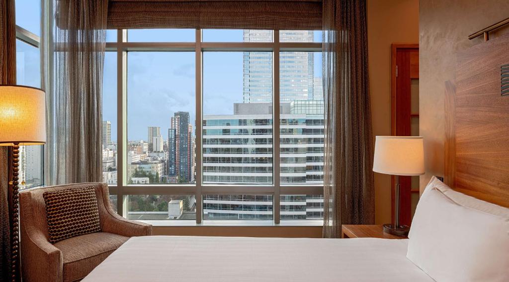 Трехместный (Угловой номер Делюкс с кроватью размера king-size), Grand Hyatt Seattle