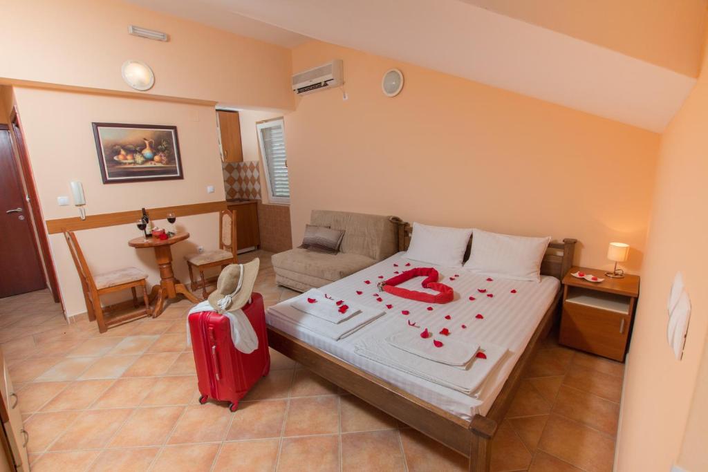 Студио (Номер-студио с балконом (для 2 взрослых)), Adzic Apartments