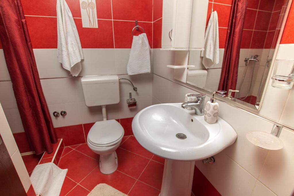 Студио (Номер-студио с балконом (для 2 взрослых)), Adzic Apartments
