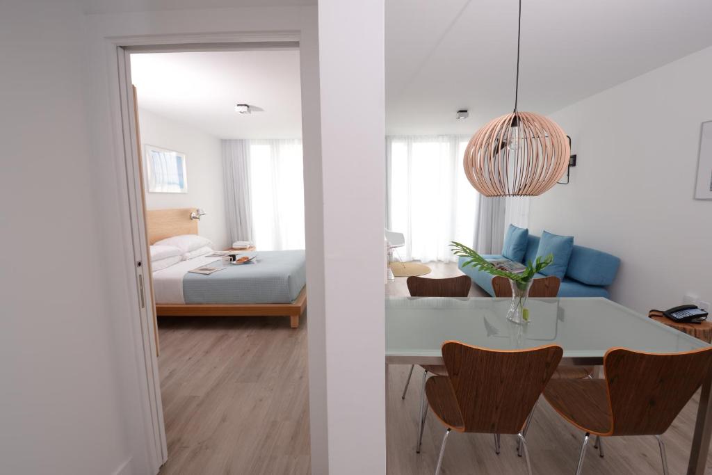 Сьюит (Люкс с 2 спальнями и балконом, со стороны океана), Sixty80 Design Hotel