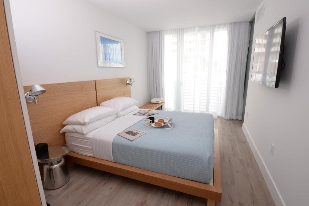 Сьюит (Люкс «Городской» с 1 спальней и балконом), Sixty80 Design Hotel