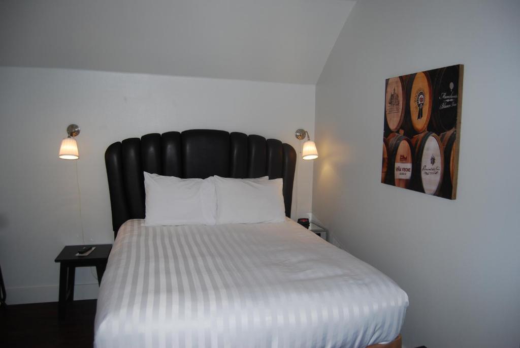 Deep Water Inn Room Type - Deluxe Room (2 Adults + 1 Child)