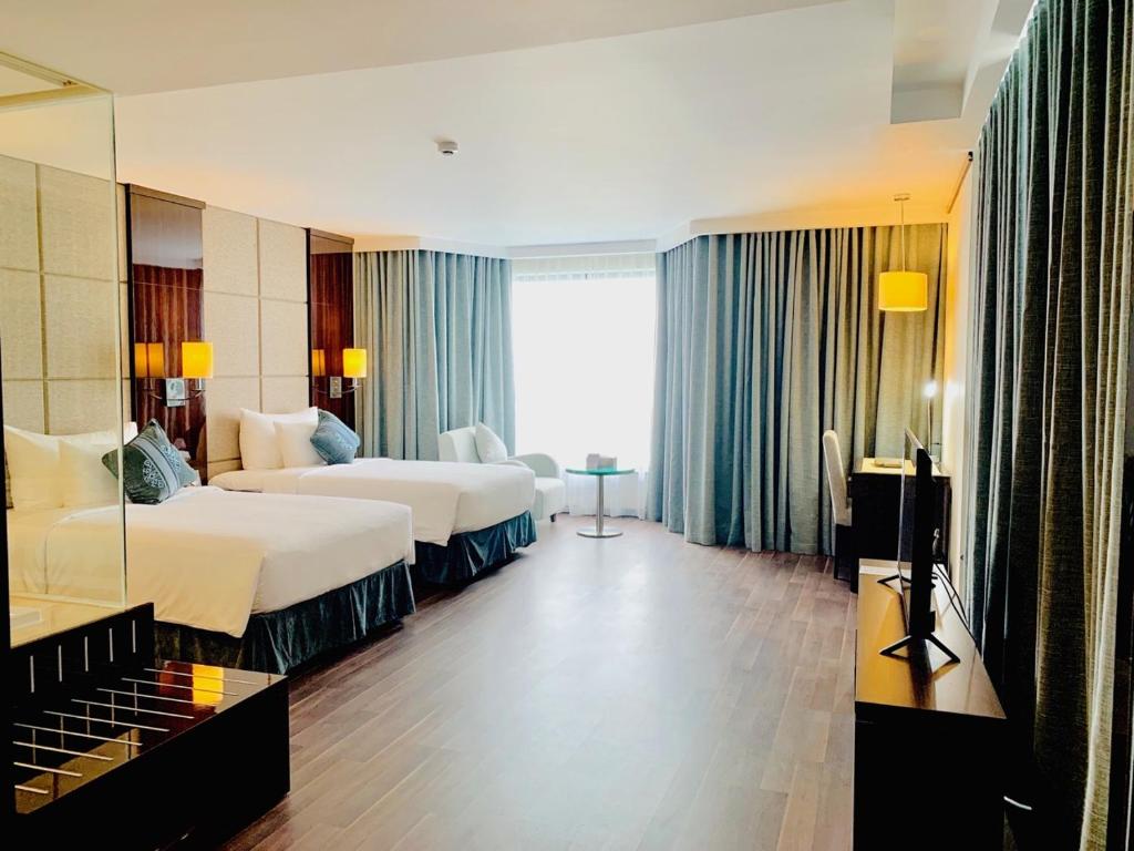 Central Luxury Ha Long Hotel - Tap to explore photos