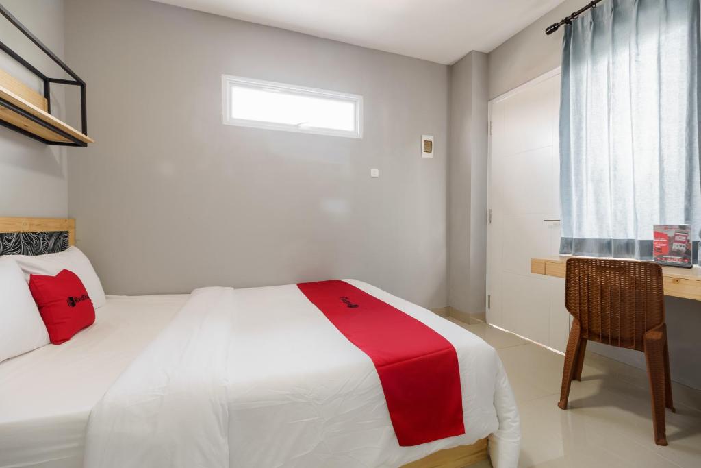 Двухместный (Двухместный номер с 1 кроватью), RedDoorz near Plaza Atrium Senen
