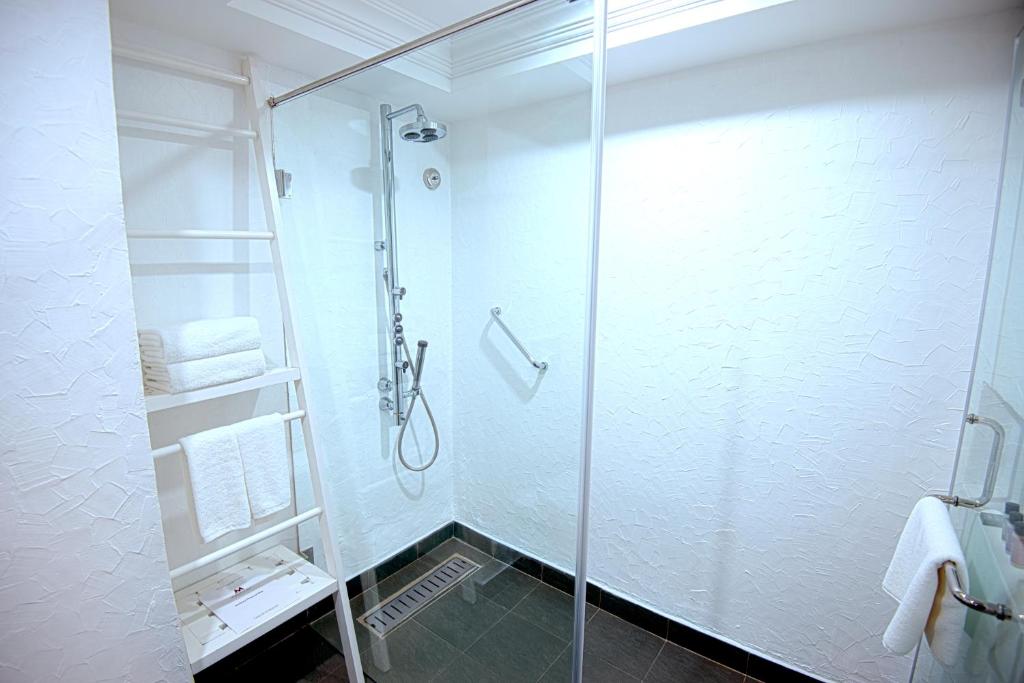 Двухместный (Premium Room with 24 Hours Check-in & Check-out), Sterlings Mac Hotel