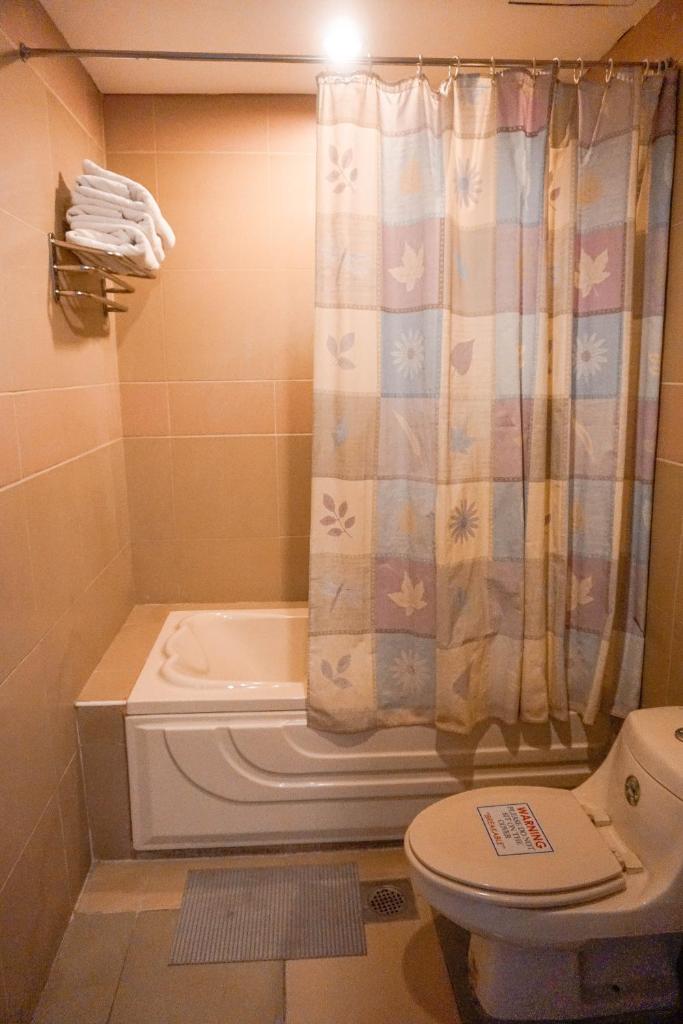 Трехместный (Улучшенный трехместный номер), Crowne Garden Hotel