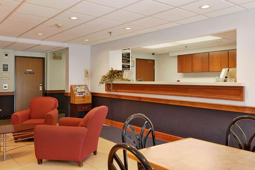 Super 8 by Wyndham Manchester Airport image