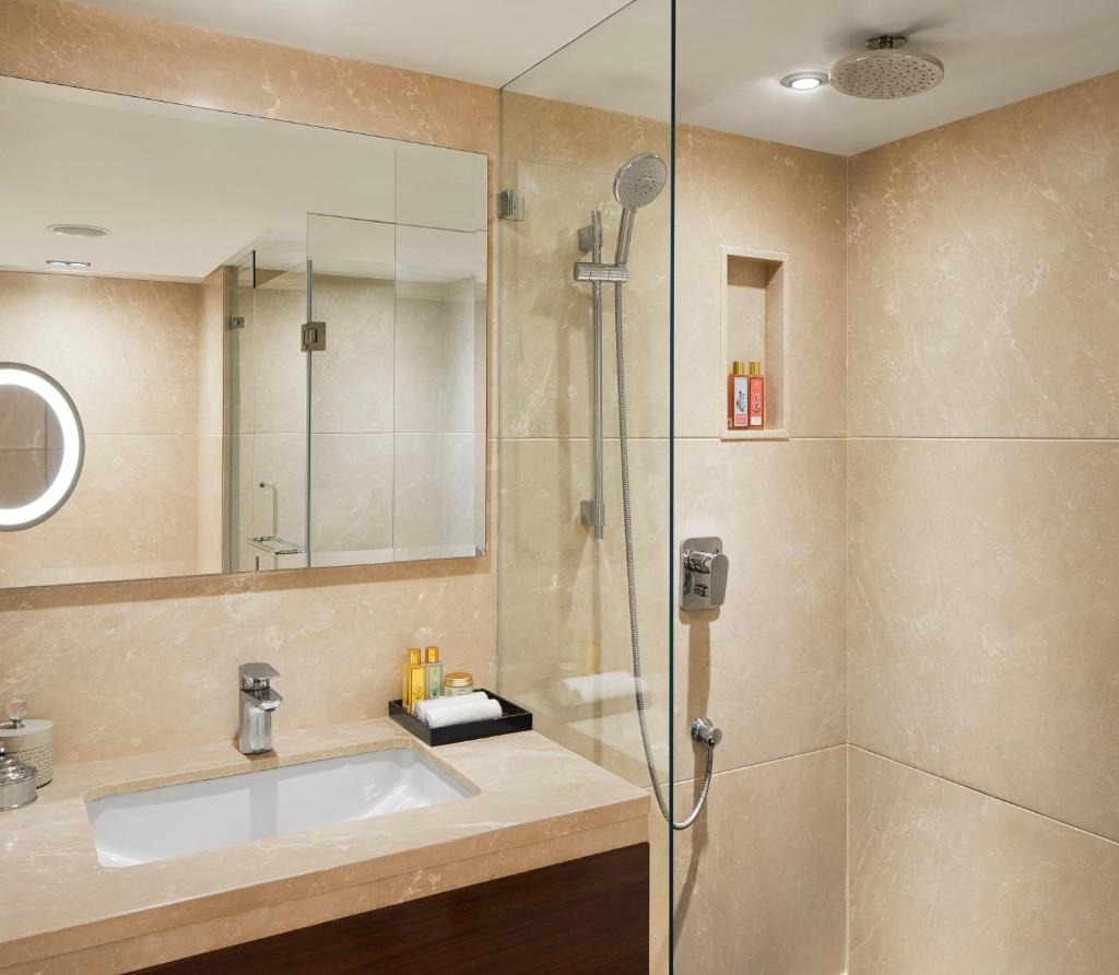 Сьюит (SeleQtions Suite City View King Bed - Inclusive of Bombay Chai - 15% off on Trattoria food and soft beverage (Offer till Sep 30,2021), 20% off on Fleet Assured Services), Vivanta by Taj President