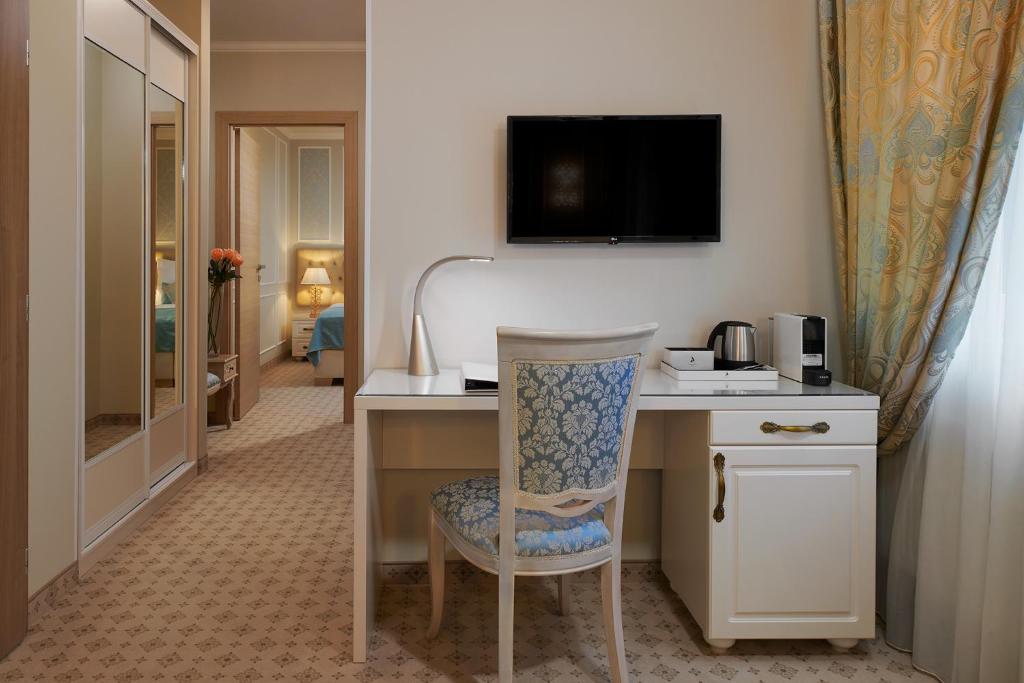 Сьюит (Полулюкс), Honour and Grace Hotel