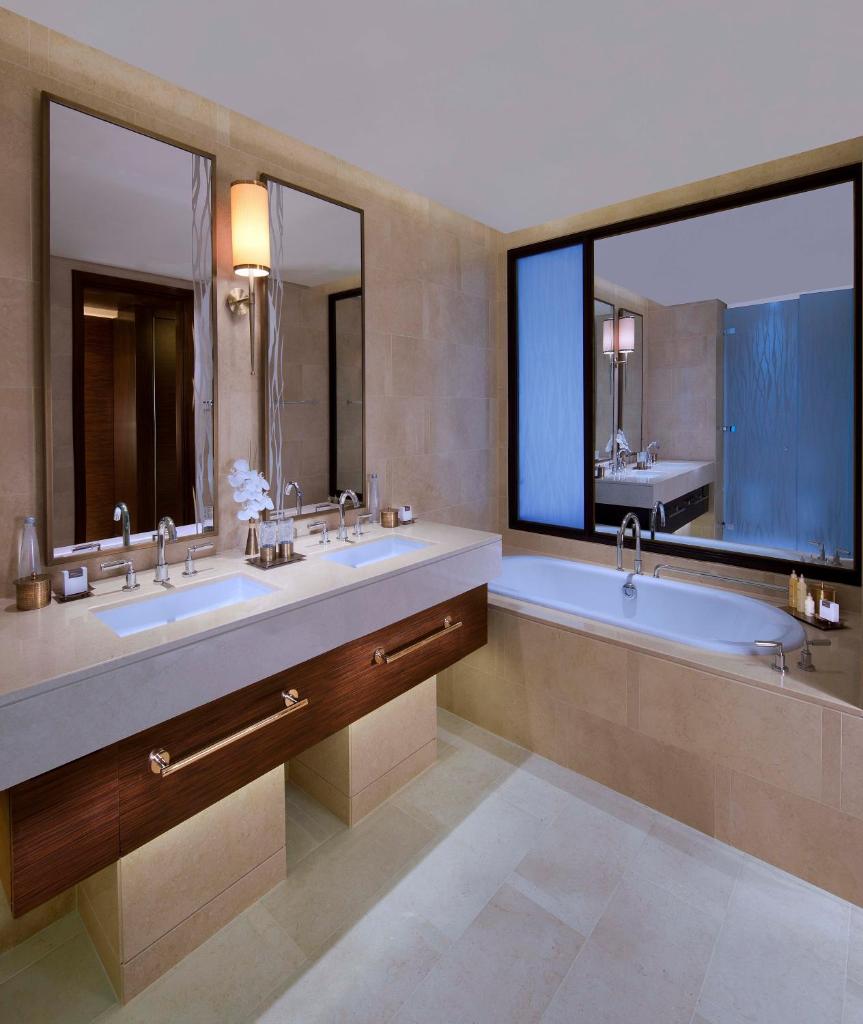 Сьюит (Люкс у бассейна Anantara Mangroves), Отель Anantara Eastern Mangroves Hotel & Spa