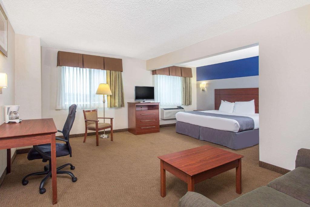 Baymont by Wyndham Dubuque photo 1