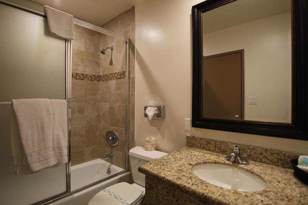 Двухместный (Номер с кроватью размера «queen-size»), Dunes Inn - Wilshire