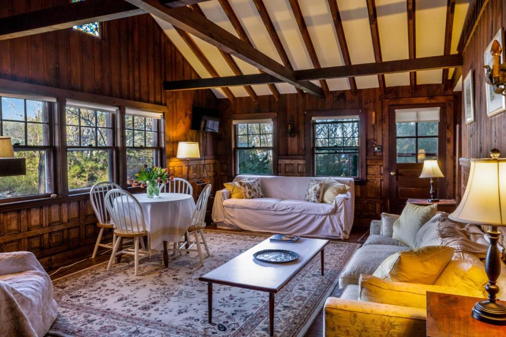 Rustic Rockport Cottage photo 2