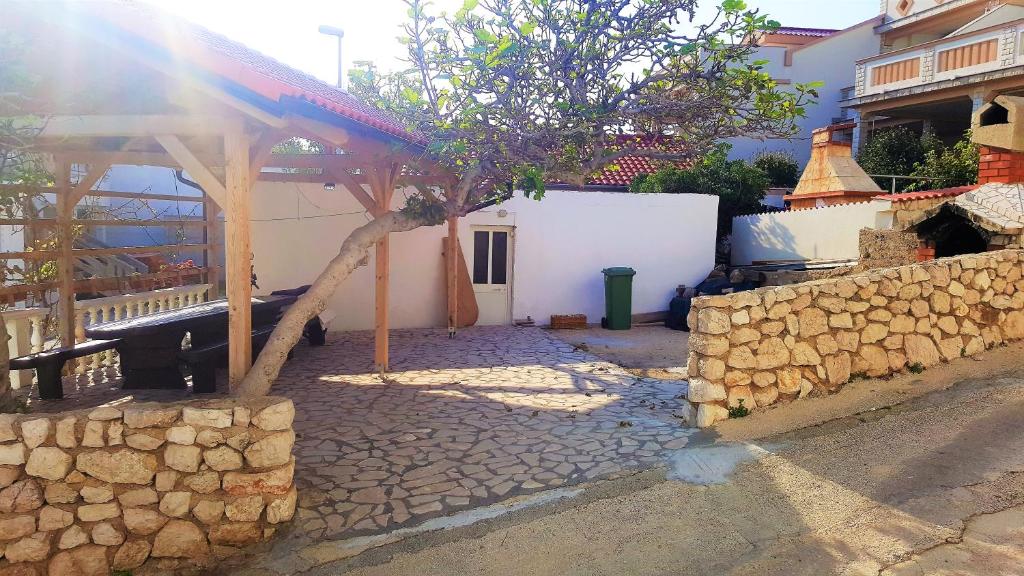 Apartments Niko Metajna, island Pag photo 3