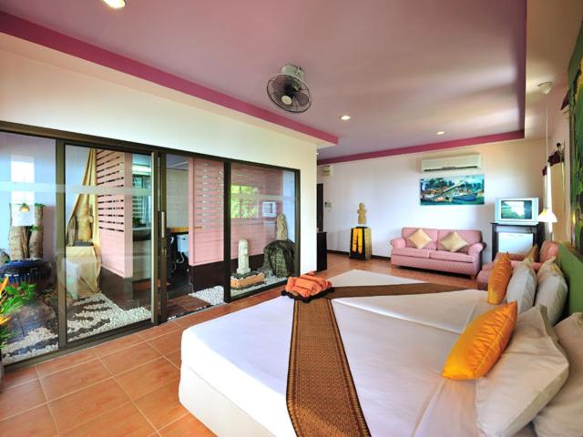 Koh Ngai Cliff Beach Resort photo 1