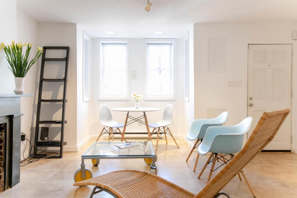 Big Bright 1 BR at U/Shaw + 14th on Quaint Swann image