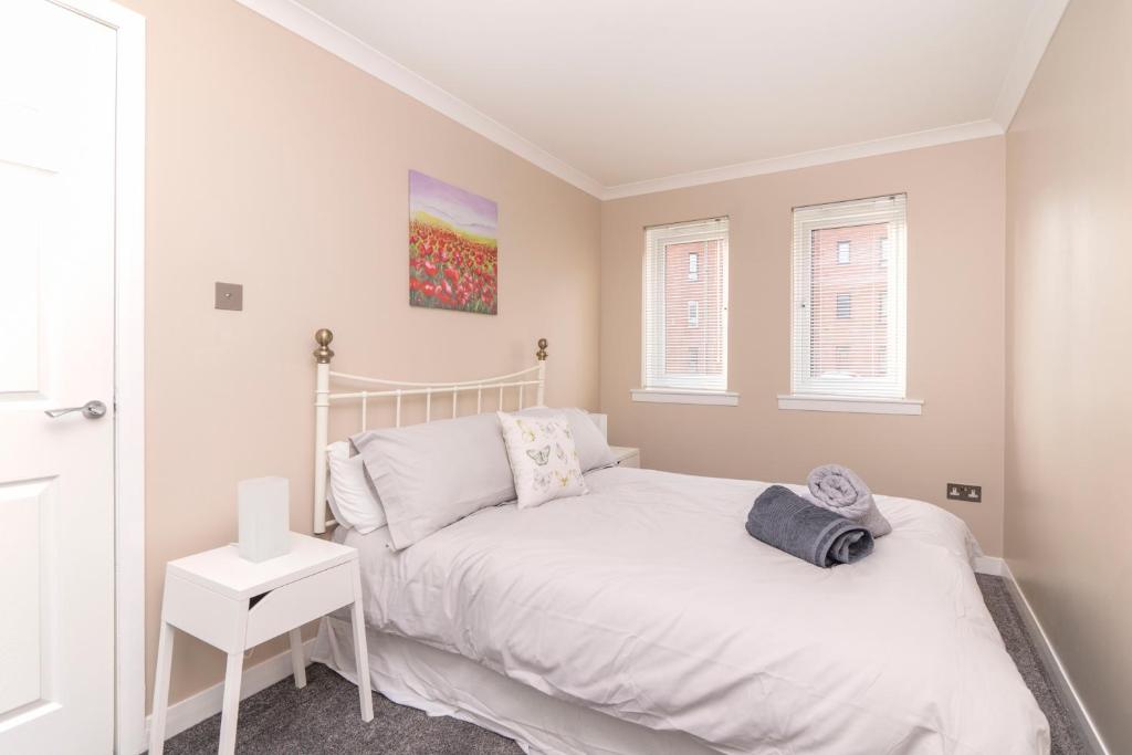 The Cluthar - Ground Floor West End City Centre Rockvilla flat & Parking - Tap to explore photos